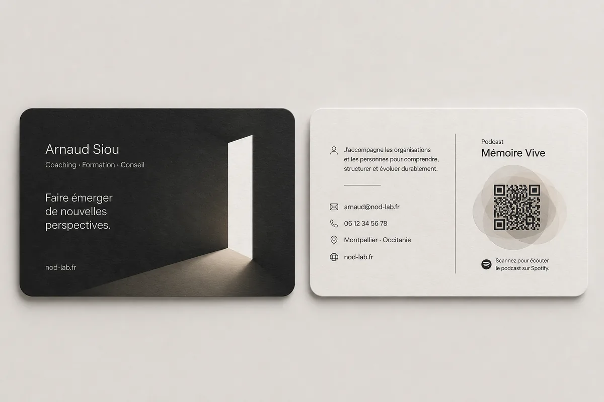 Exemple de carte de visite renvoyant vers le podcast Mémoire Vive via QR code