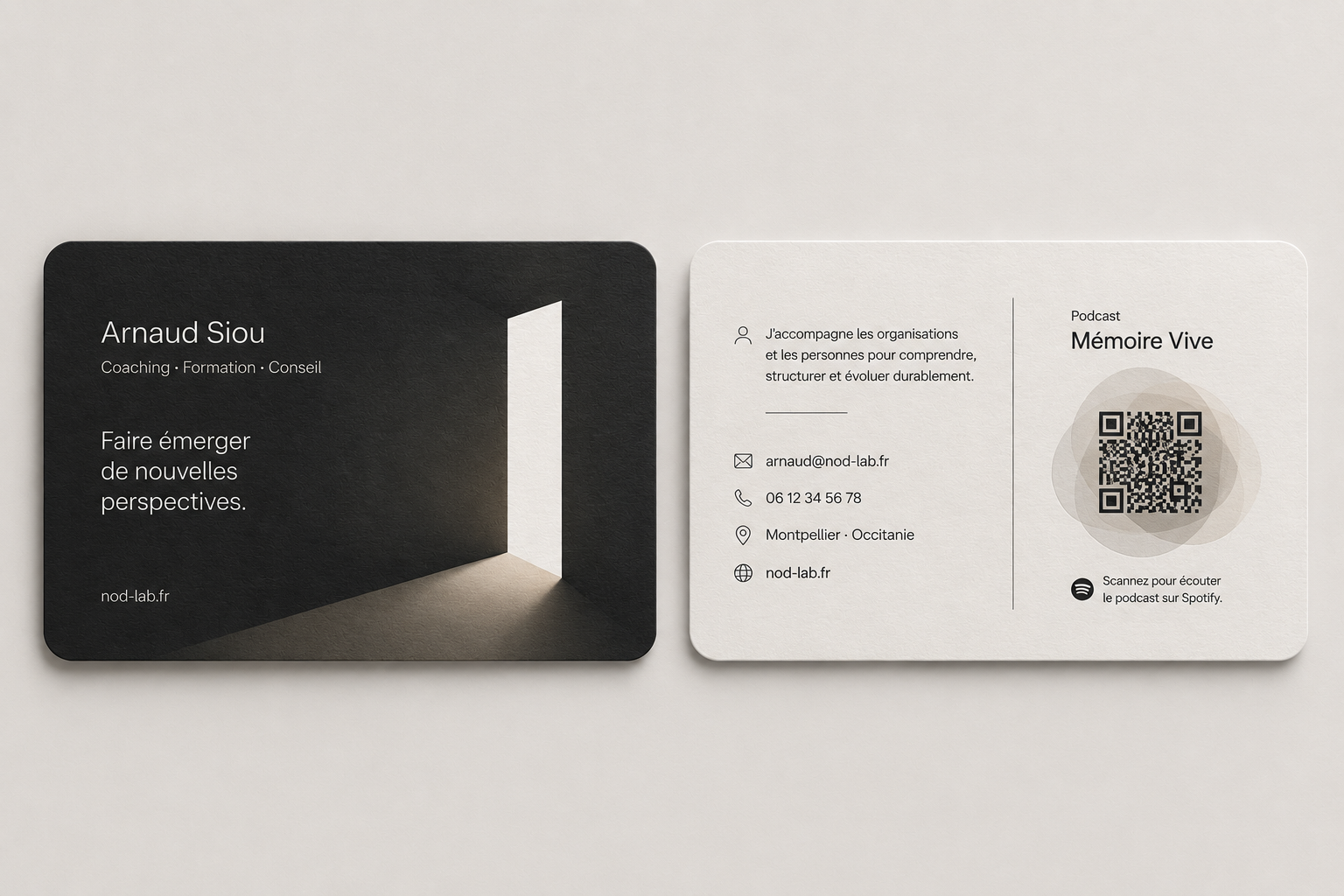 Exemple de carte de visite renvoyant vers le podcast Mémoire Vive via QR code